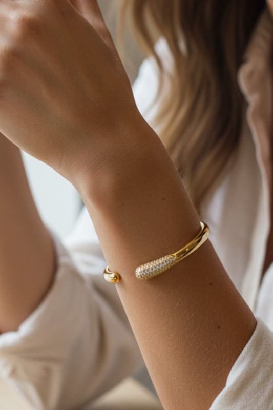 Βραχιόλι “Glow Curve” – Ατσάλινο cuff με ζιργκόν σε χρυσό ή ασημί | So Cute by Dimi Wholesale