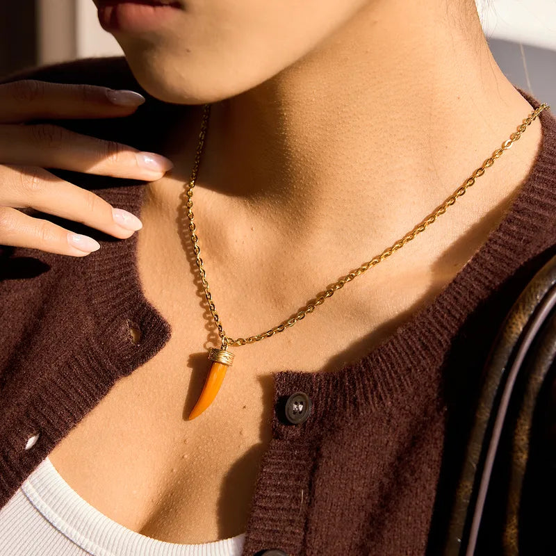 Horn Necklace ατσάλινο κολιέ με κέρατο από ρητίνη 18Κ PVD επιχρύσωση So Cute by Dimi