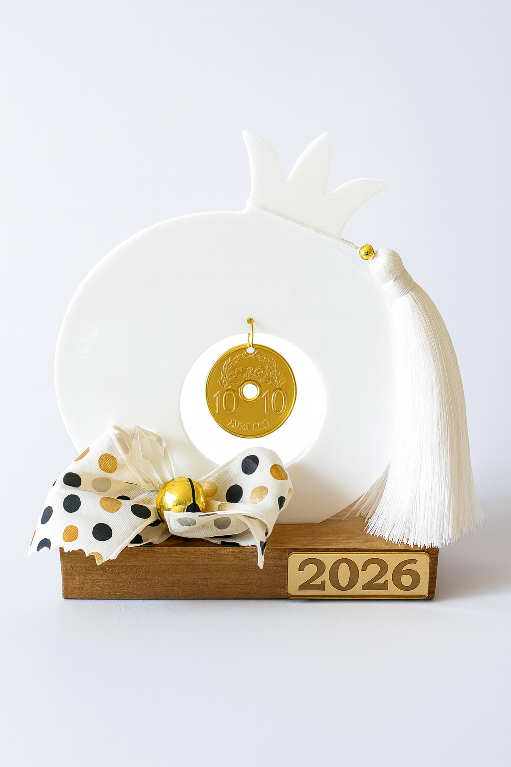 Επιτραπέζιο γούρι χονδρικής 2026 από plexiglass ρόδι με χρυσή δεκάρα, ξύλινη βάση και φούντα