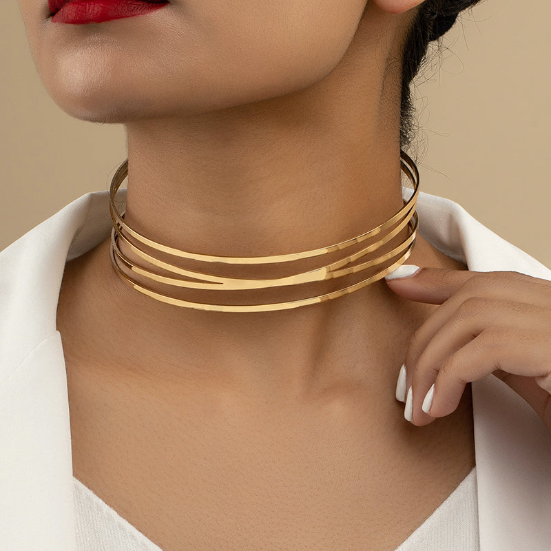 Retro women's choker in geometrical design of lines made by alloy