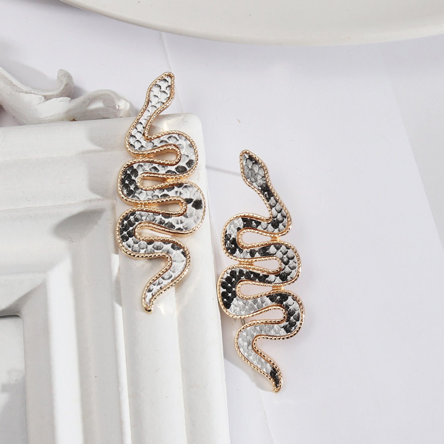 Vintage Style Snake Alloy Inlay Pu Shell Women's Ear Studs, pack of 2 pieces