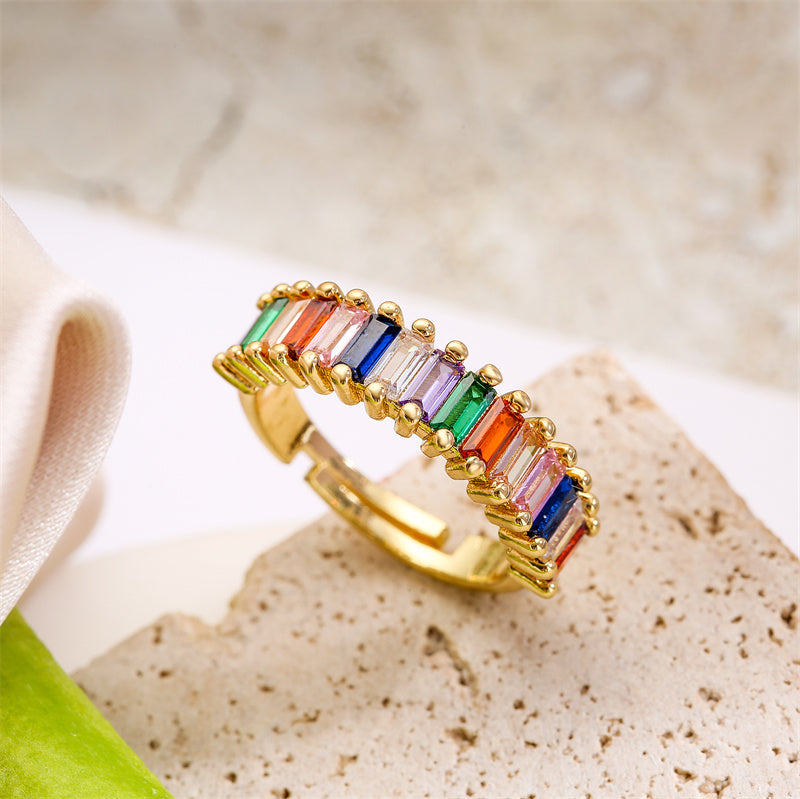 Λαμπερό δαχτυλίδι με πολύχρωμα ή μονόχρωμα ζιργκόν σε τετραγωνισμένο μοτίφ, με ρυθμιζόμενο μέγεθος