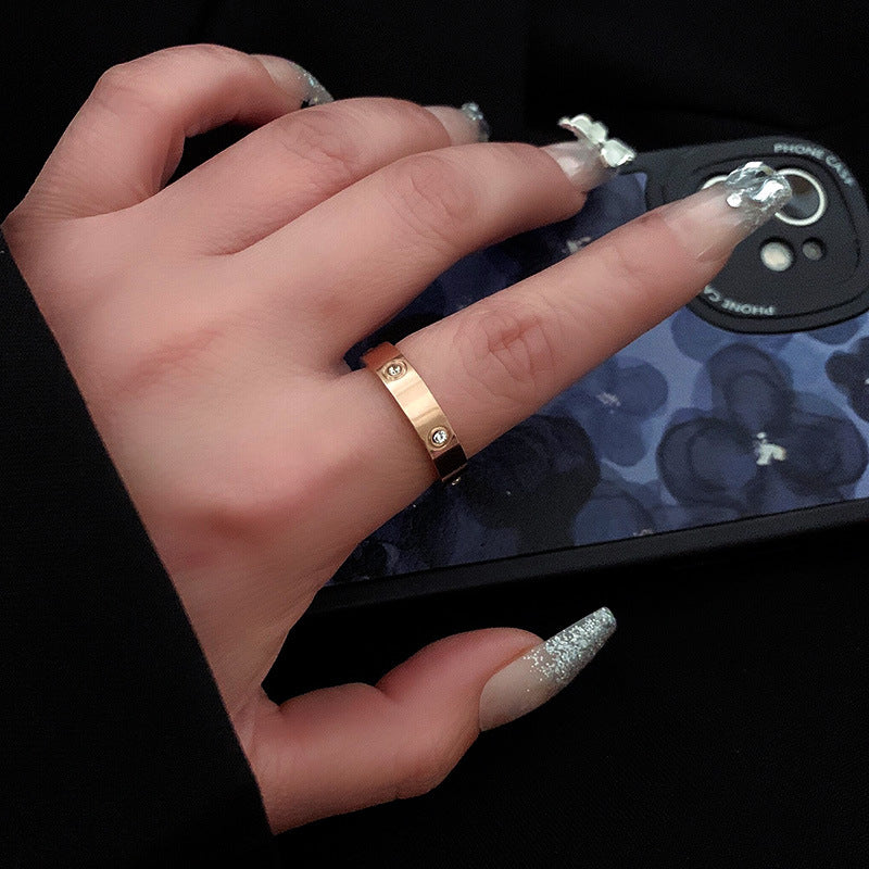 Elegant δαχτυλίδι με στρας σε λιτό σχεδιασμό από ατσάλι τιτανίου