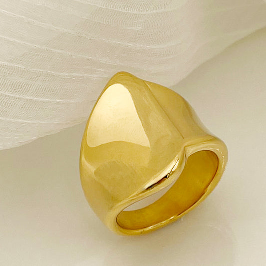 Μοντέρνο επιχρυσωμένο φαρδύ δαχτυλίδι από ανοξείδωτο ατσάλι σε ακανόνιστο σχήμα