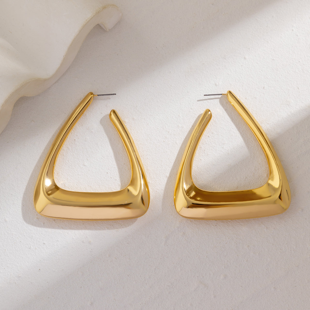 1 Pair Simple Style Triangle Three-dimensional Alloy Drop Earrings