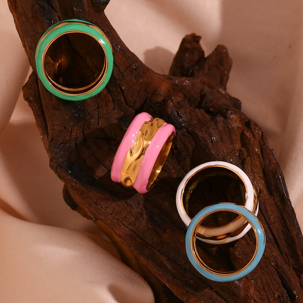 Φαρδύ δαχτυλίδι με σμάλτο και επιχρυσωμένη 18Κ ρίγα από ατσάλι 