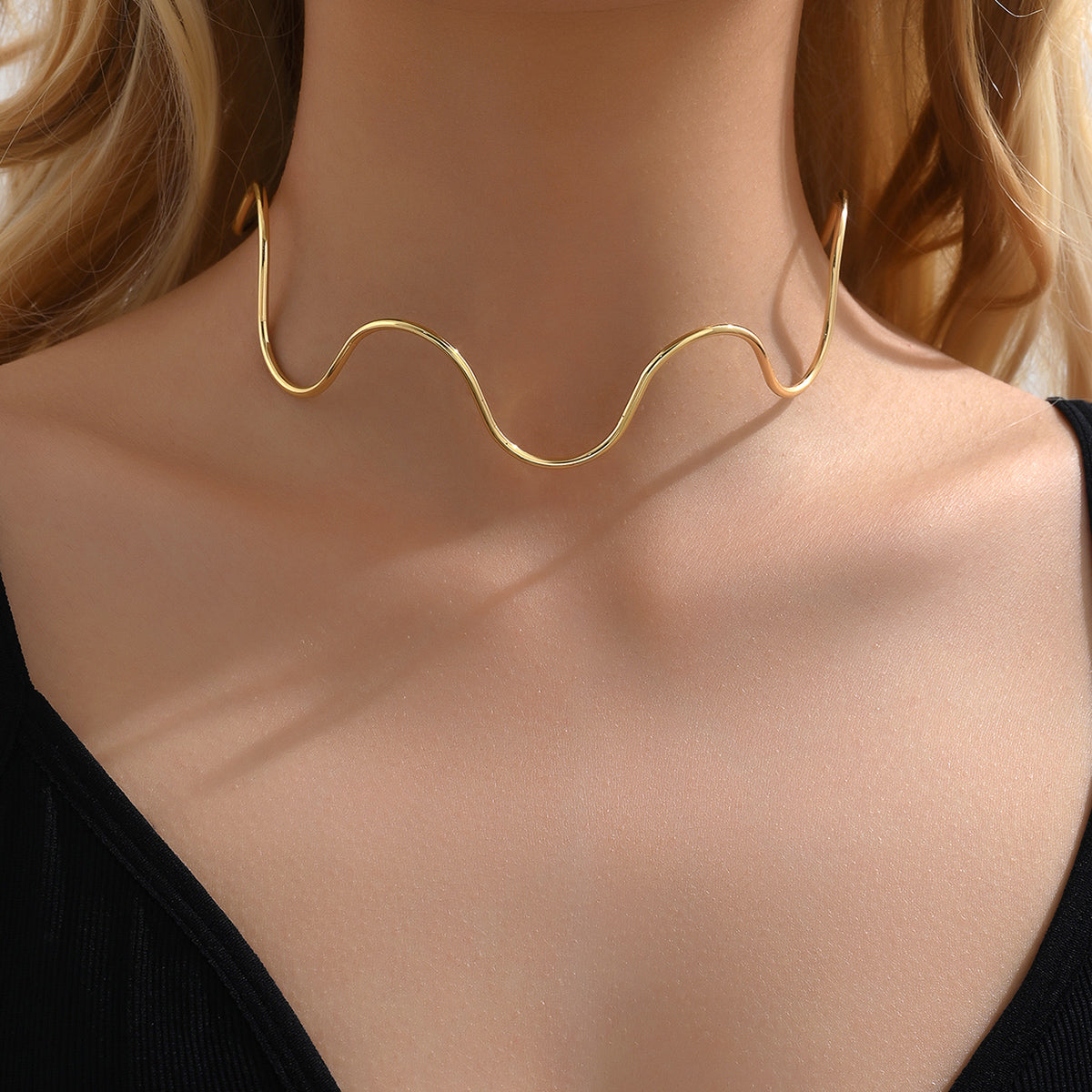 Casual iron choker in waves style