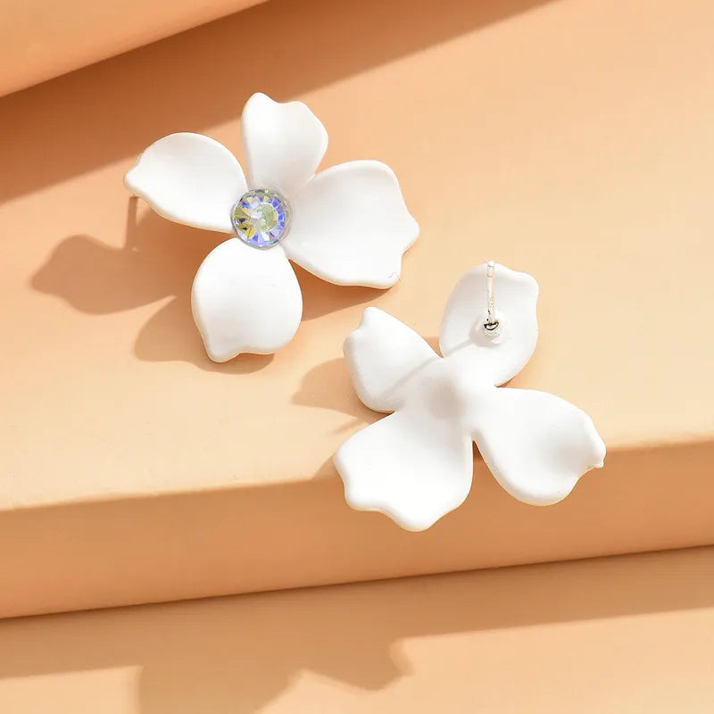 Χαριτωμένα σκουλαρίκια σε μοτίφ λουλουδιού με στρας από ακρυλικό, συσκευασία 2 ζευγαριών