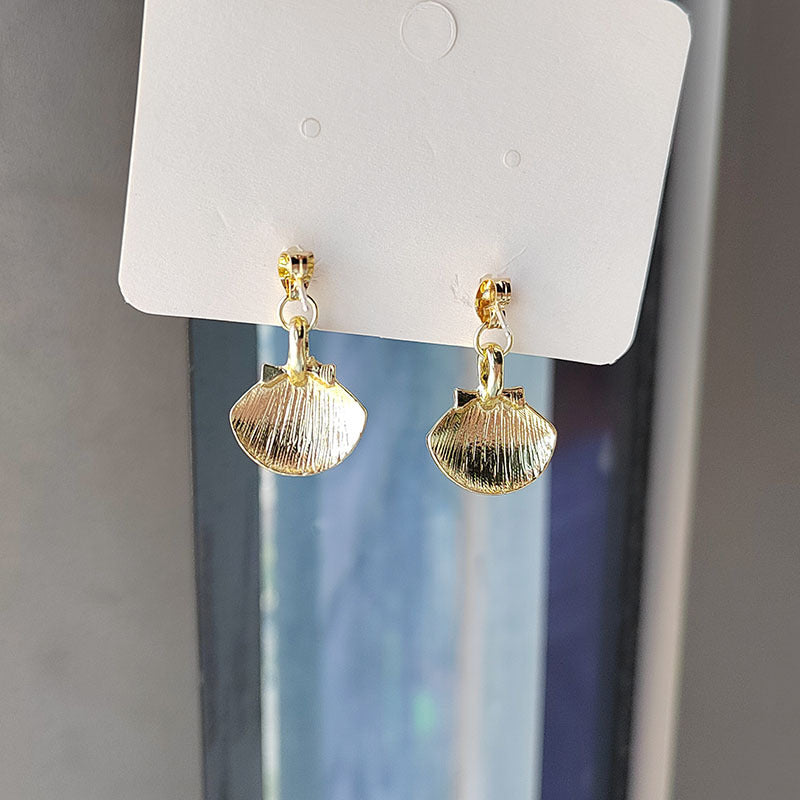 Κομψά ρομαντικά σκουλαρίκια σε μοτίφ κοχυλιού με πέρλα από ατσάλι τιτανίου