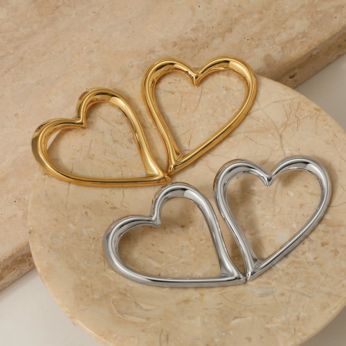 Κομψά σκουλαρίκια σε σχήμα καρδιάς από επιμεταλλωμένο 14Κ ατσάλι 304 