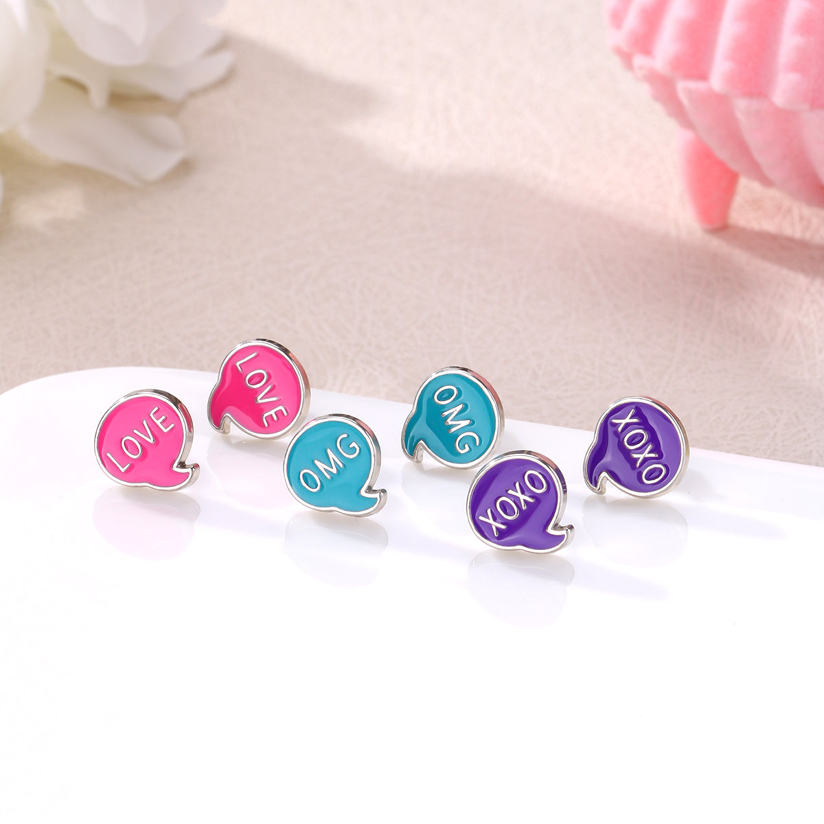 Χαριτωμένα σκουλαρίκια LOVE, OMG και XOXO από κράμα ψευδαργύρου, 3 ζεύγη
