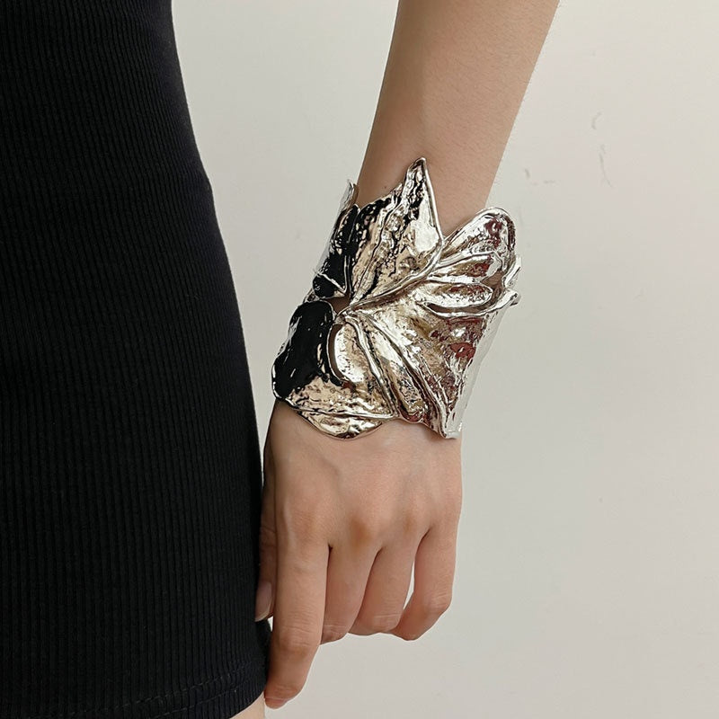 Retro Exaggerated Leaves Alloy Bangle