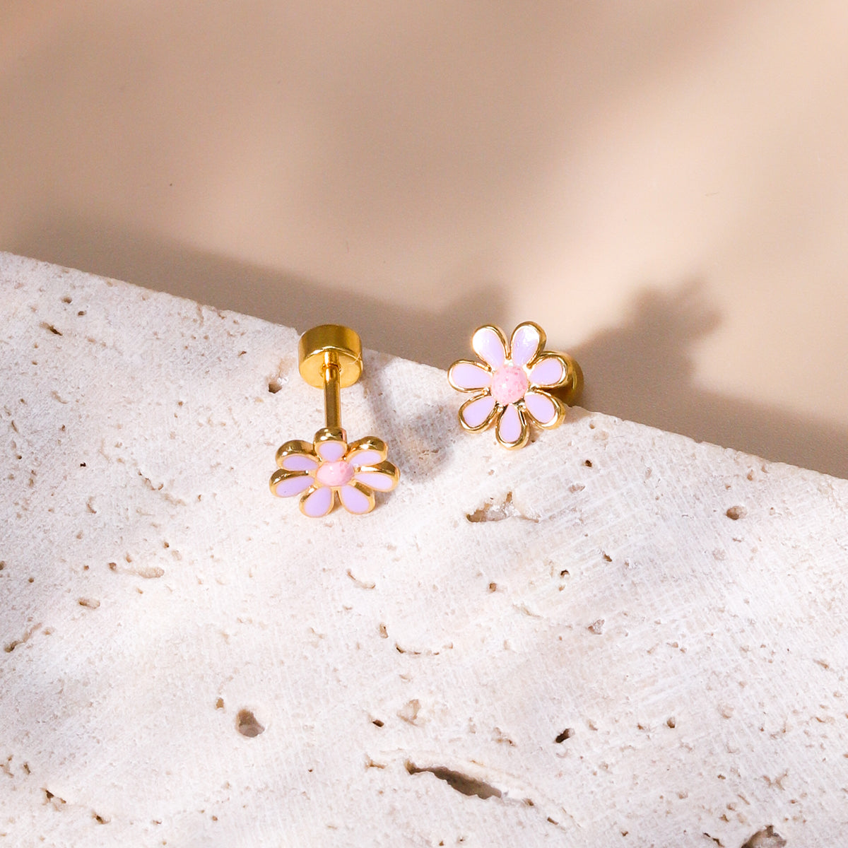 Χαριτωμένα σκουλαρίκια λουλούδι από επιχρυσωμένο 18K ατσάλι