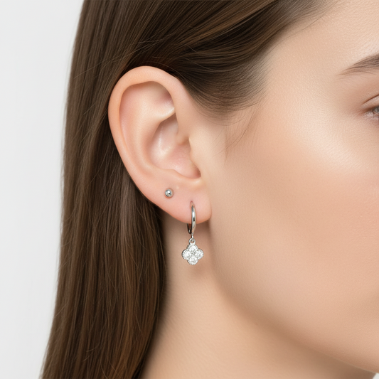 Clover Mini Hoop Earrings ατσάλινα σκουλαρίκια κρίκοι 2 εκ με τετράφυλλο ζιργκόν – So Cute by Dimi χονδρική