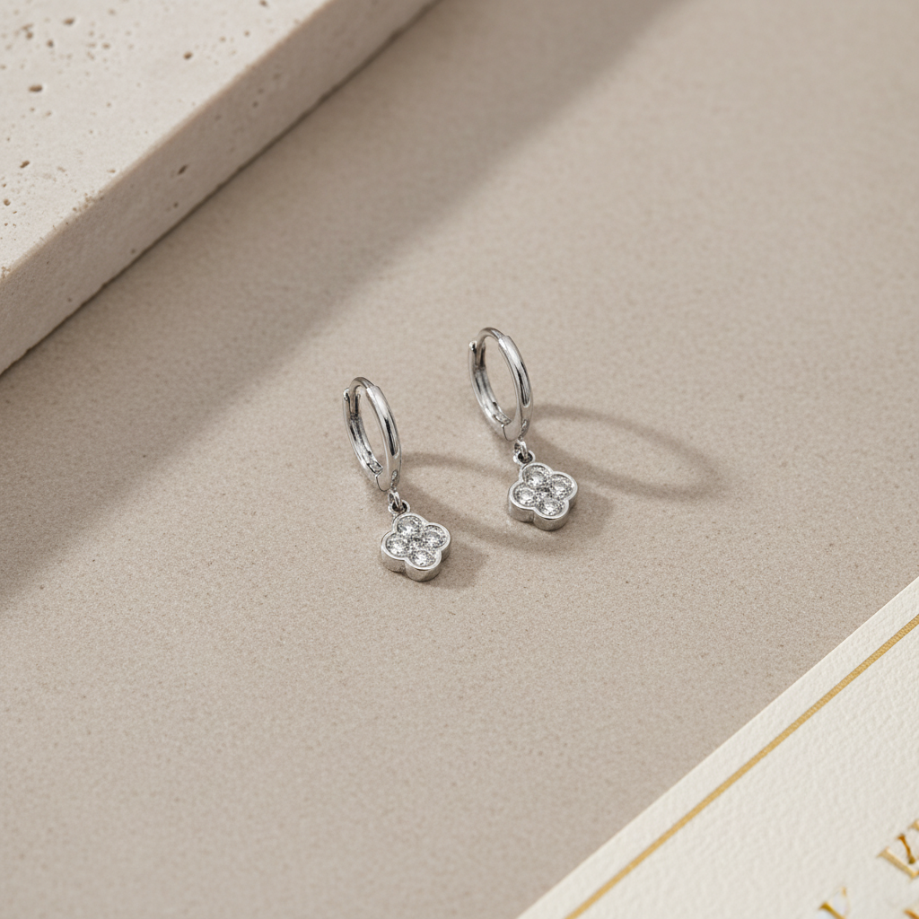 Clover Mini Hoop Earrings ατσάλινα σκουλαρίκια κρίκοι 2 εκ με τετράφυλλο ζιργκόν – So Cute by Dimi χονδρική