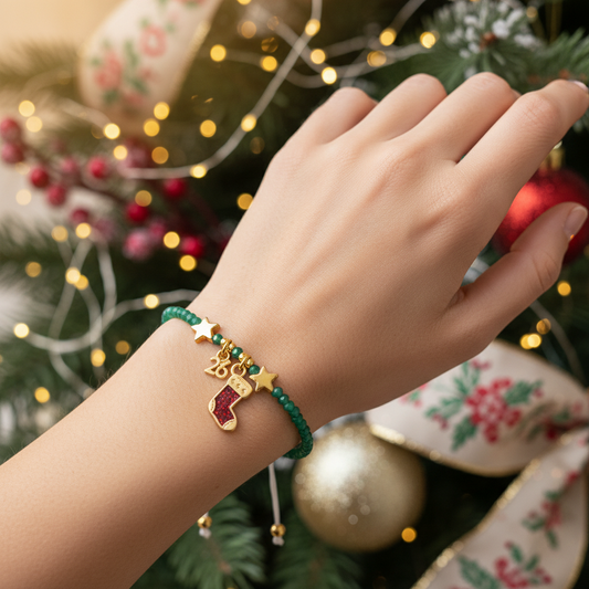 Χριστουγεννιάτικο βραχιόλι-γούρι με χάντρες και κάλτσα σμάλτο, So Cute by Dimi.