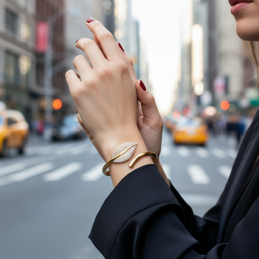 Χονδρικό ατσάλινο βραχιόλι Leaf Elegance με φύλλο και στρας σε χρυσό & ασημί