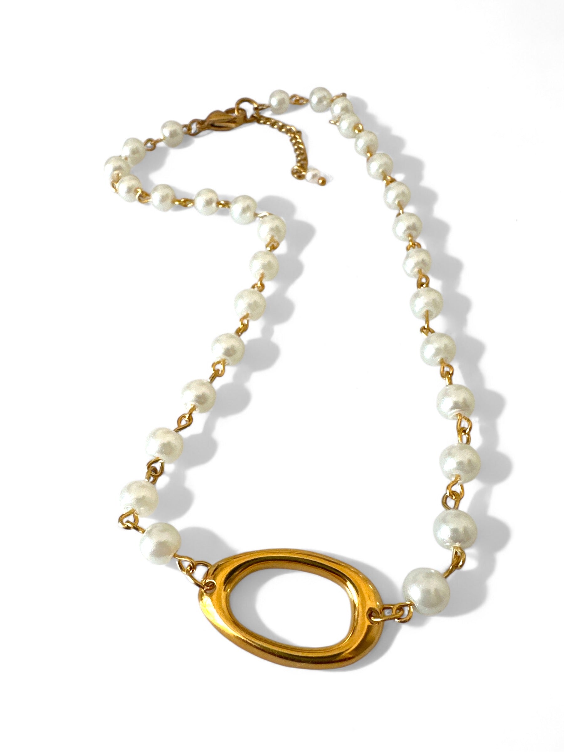 Χειροποίητο κολιέ με πέρλες και οβάλ επίχρυσο μοτίφ – Isadora Necklace – So Cute by Dimi