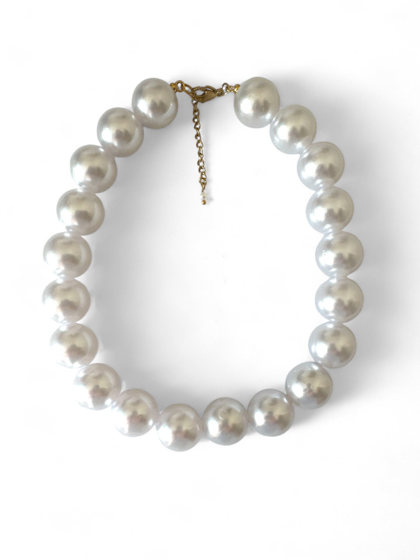 BOLD PEARLS NECKLACE