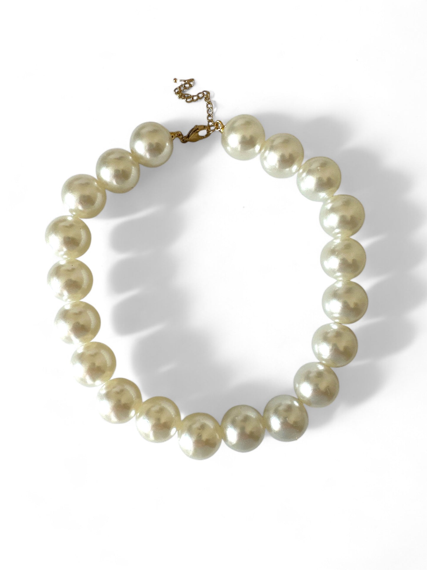 BOLD PEARLS NECKLACE