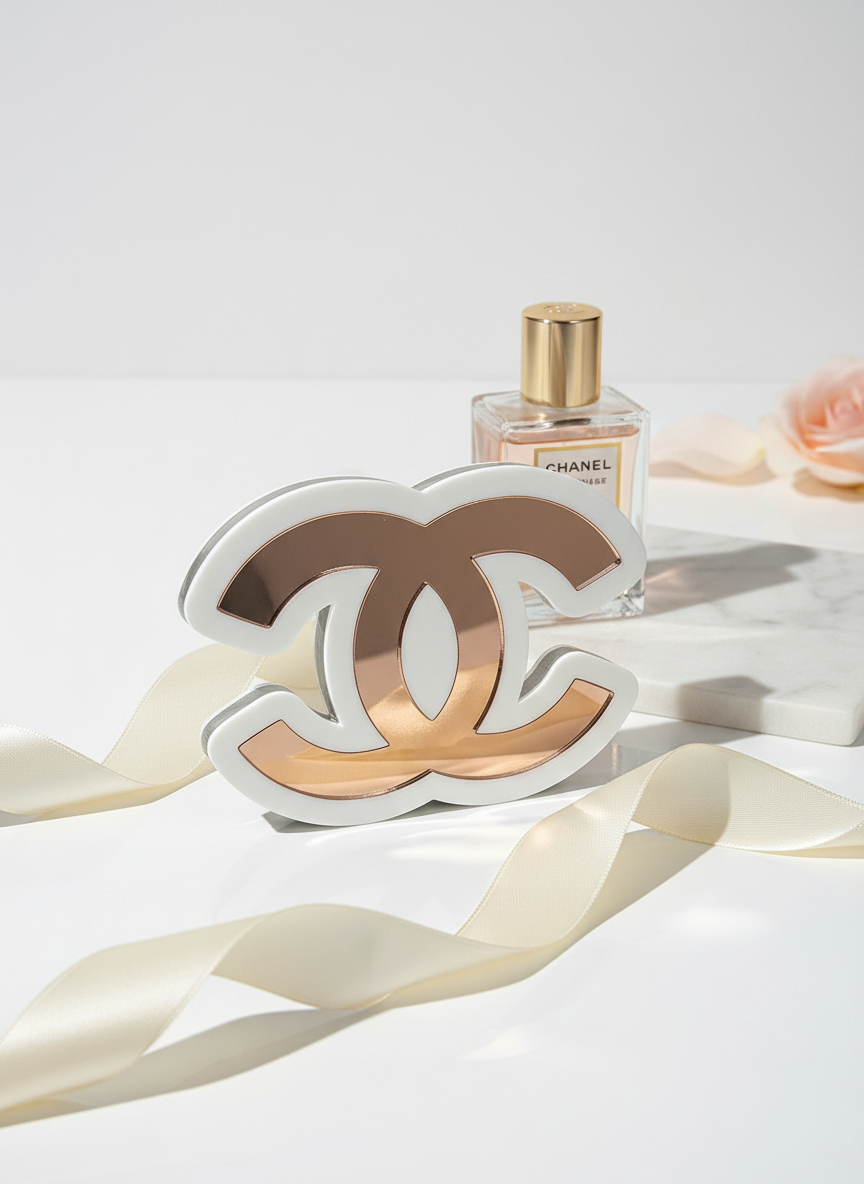 Χειροποίητο επιτραπέζιο γούρι Double C από λευκό και ροζ χρυσό καθρέφτη σε minimal luxury φωτογράφιση.”