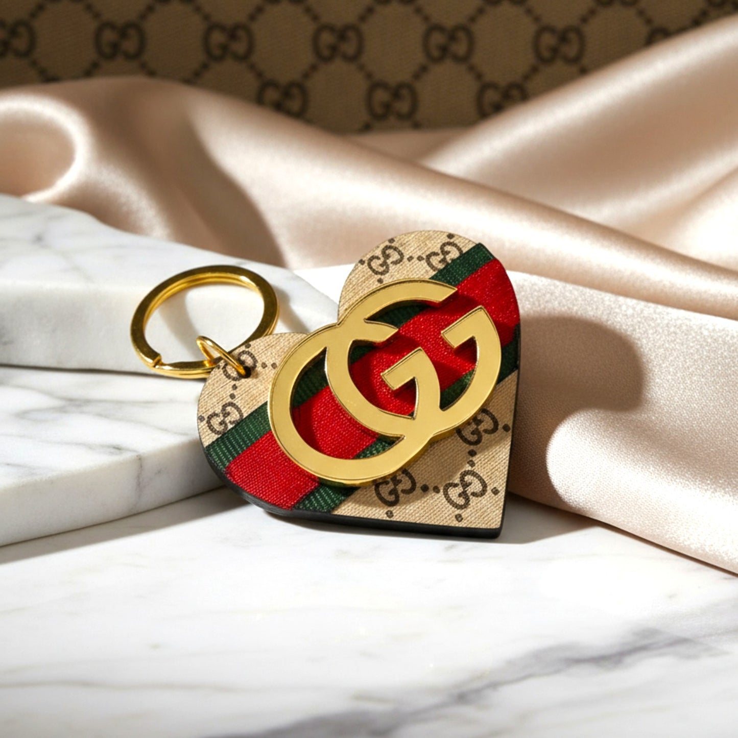 Ξύλινο μπρελόκ καρδιά με χαραγμένα σύμβολα & mirror GG – So Cute by Dimi Wholesale