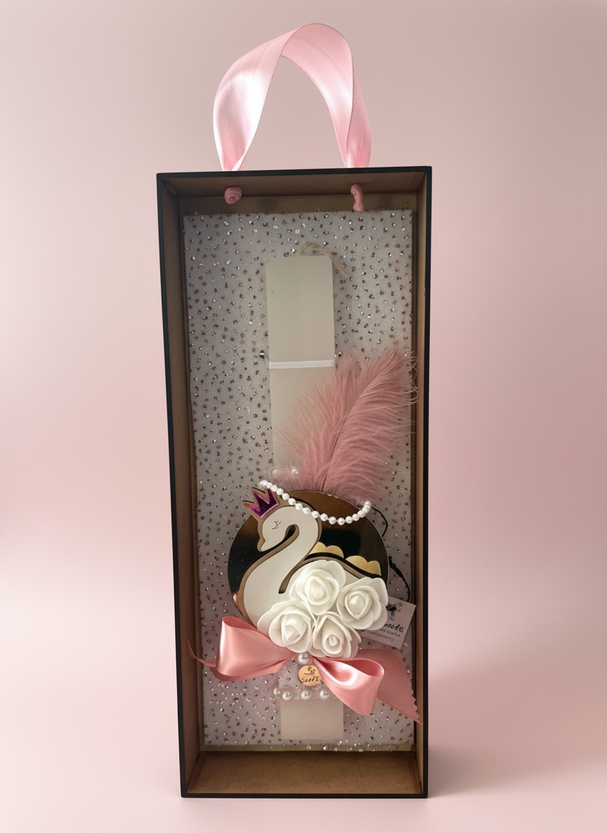 Χειροποίητη λαμπάδα κύκνος χονδρικής με ροζ κορώνα, φτερό και λουλούδια."