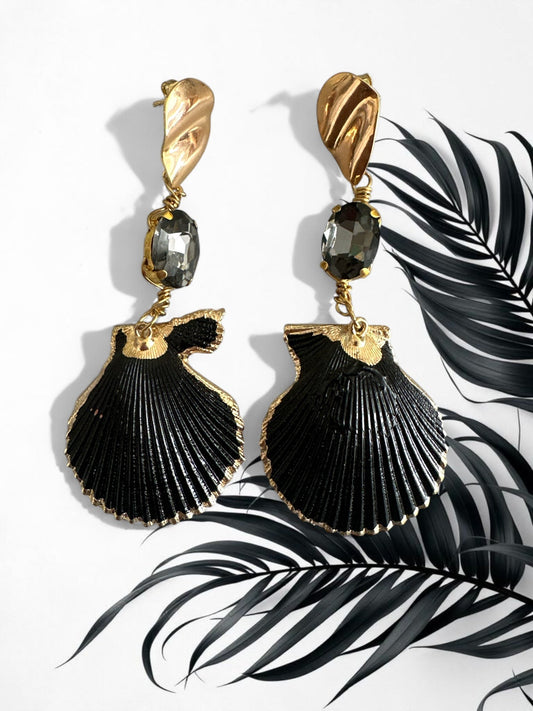 ✨ Black Shell Statement Earrings – Χειροποίητα Σκουλαρίκια με Κοχύλια, Κρύσταλλα & Μεταλλικά Φύλλα