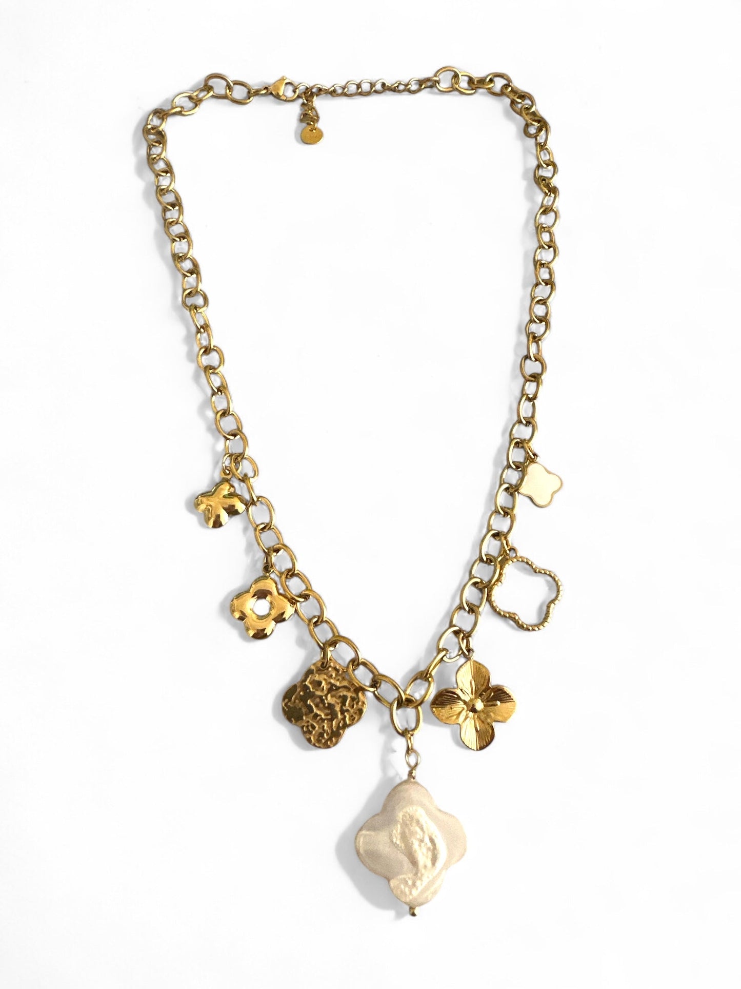 Ατσάλινο χρυσό κολιέ με charms σε σχήματα σταυρού, λουλουδιών και κεντρικό στοιχείο πέρλας με ανάγλυκη φιγούρα - So Cute by Dimi