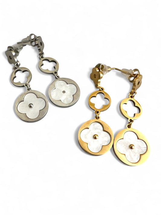 Ατσάλινα σκουλαρίκια με cut-out λουλούδι και φίλντισι – So Cute by Dimi χονδρική