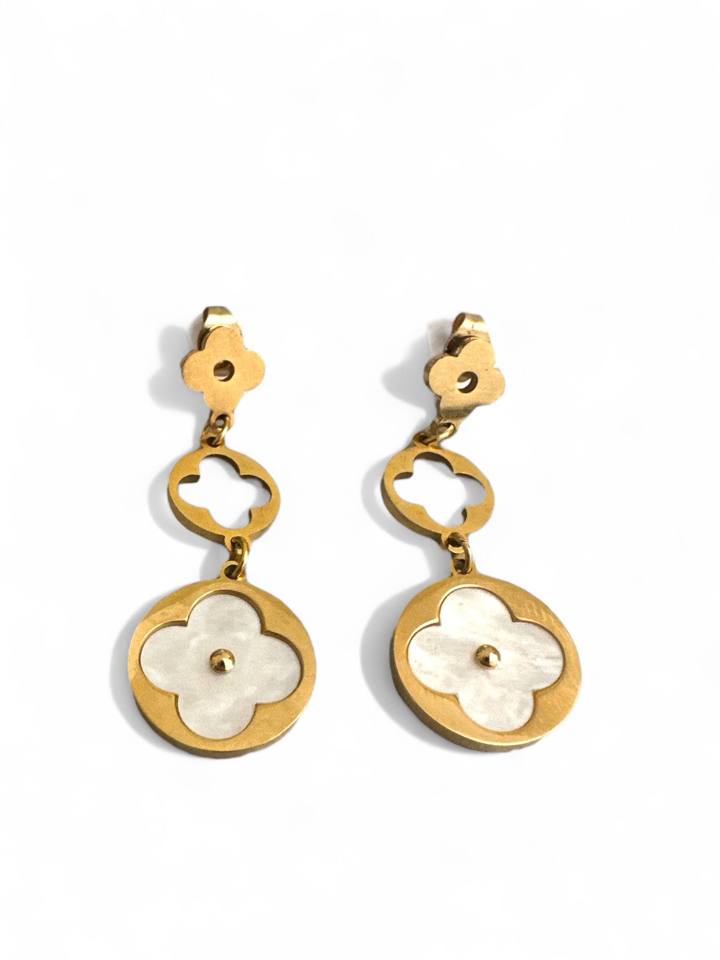 Ατσάλινα σκουλαρίκια με cut-out λουλούδι και φίλντισι – So Cute by Dimi χονδρική