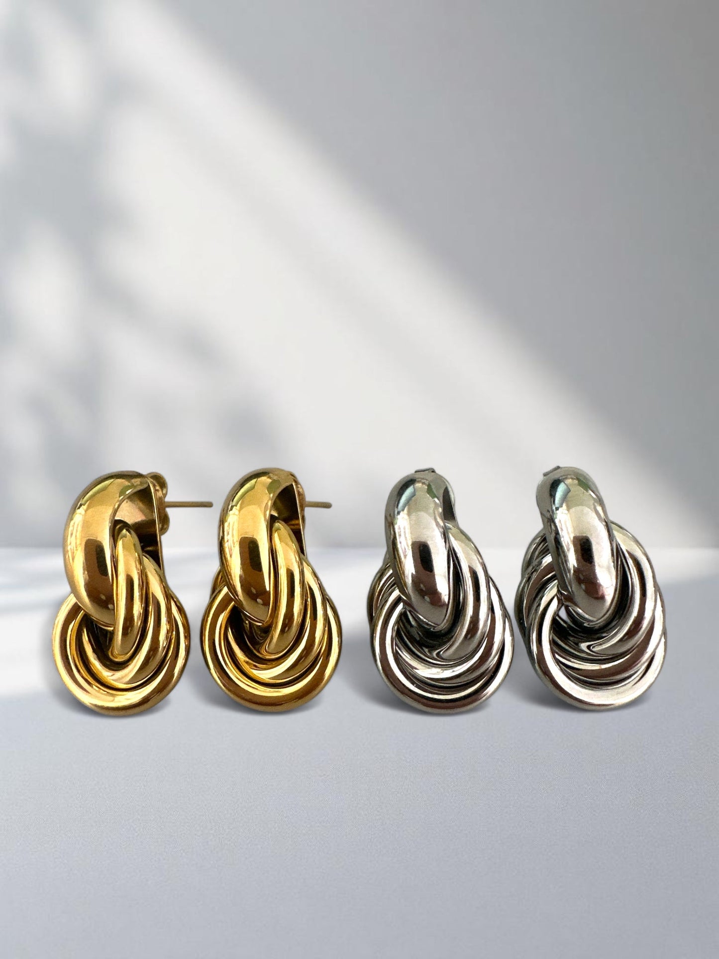 Ατσάλινα σκουλαρίκια με σχέδιο κόμπου σε χρυσό και ασημί – So Cute by Dimi χονδρική