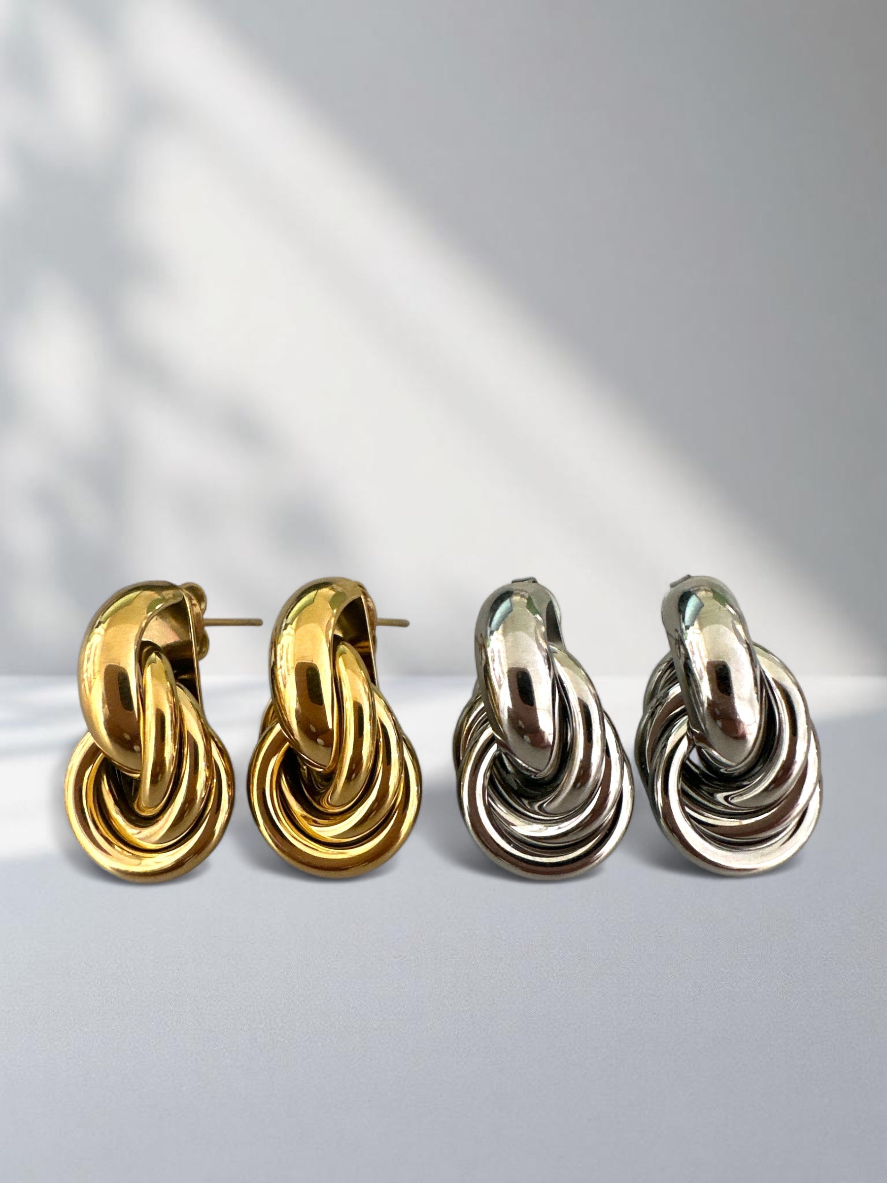 Ατσάλινα σκουλαρίκια με σχέδιο κόμπου σε χρυσό και ασημί – So Cute by Dimi χονδρική