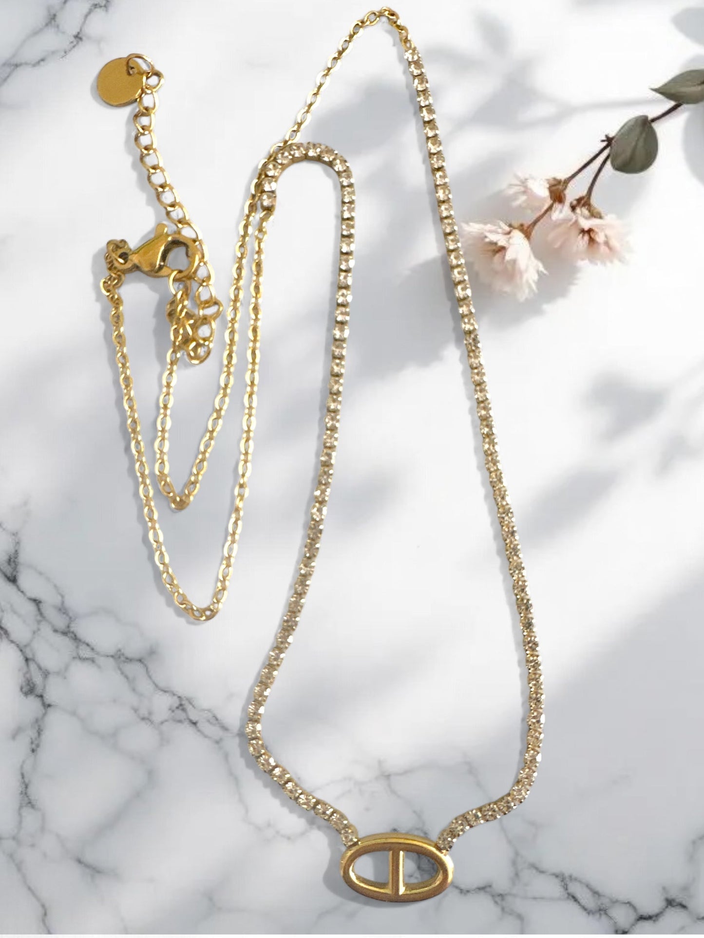 Ατσάλινο κολιέ με στρας και luxury-inspired μοτίφ – So Cute by Dimi χονδρική