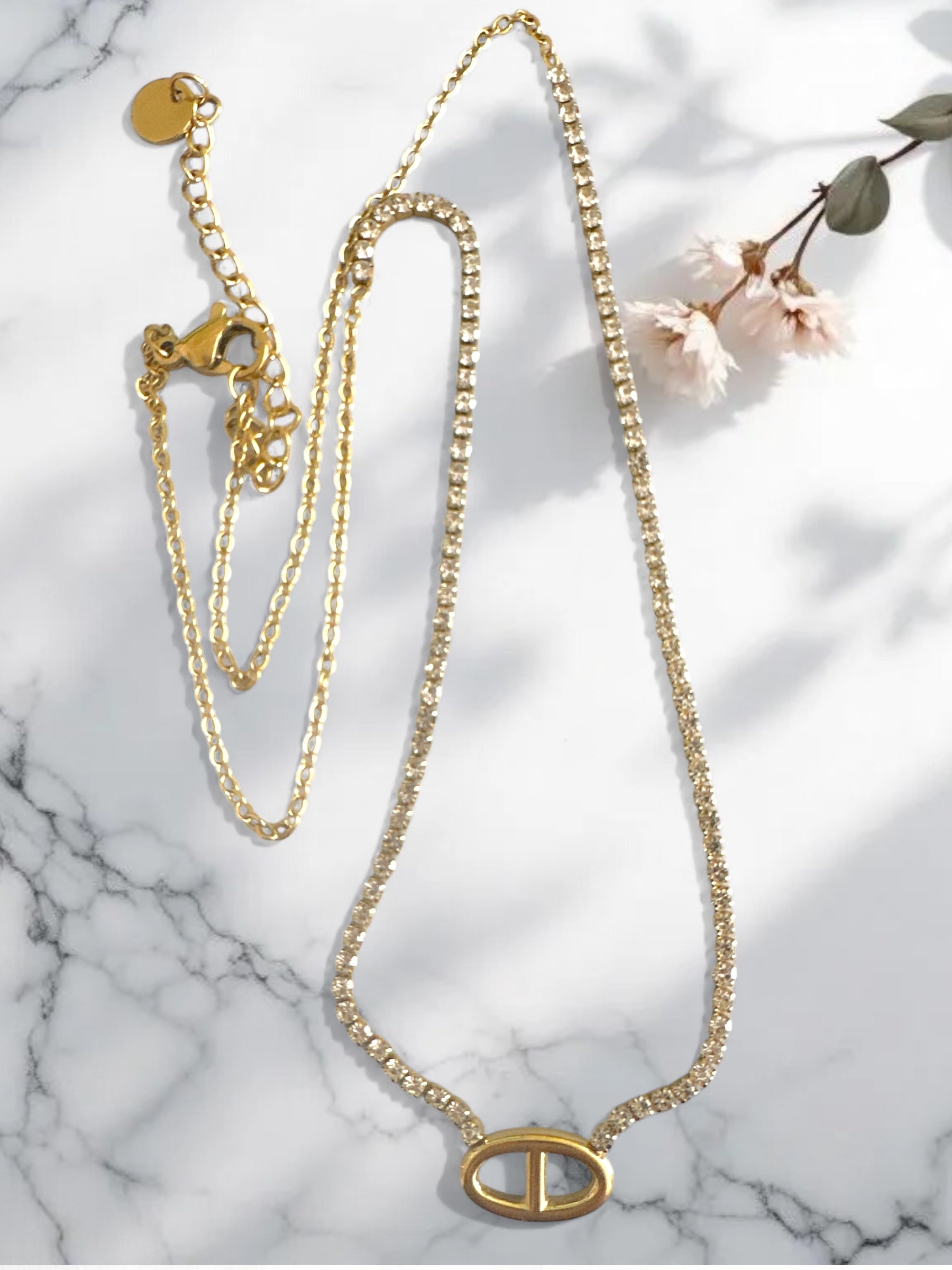 Ατσάλινο κολιέ με στρας και luxury-inspired μοτίφ – So Cute by Dimi χονδρική