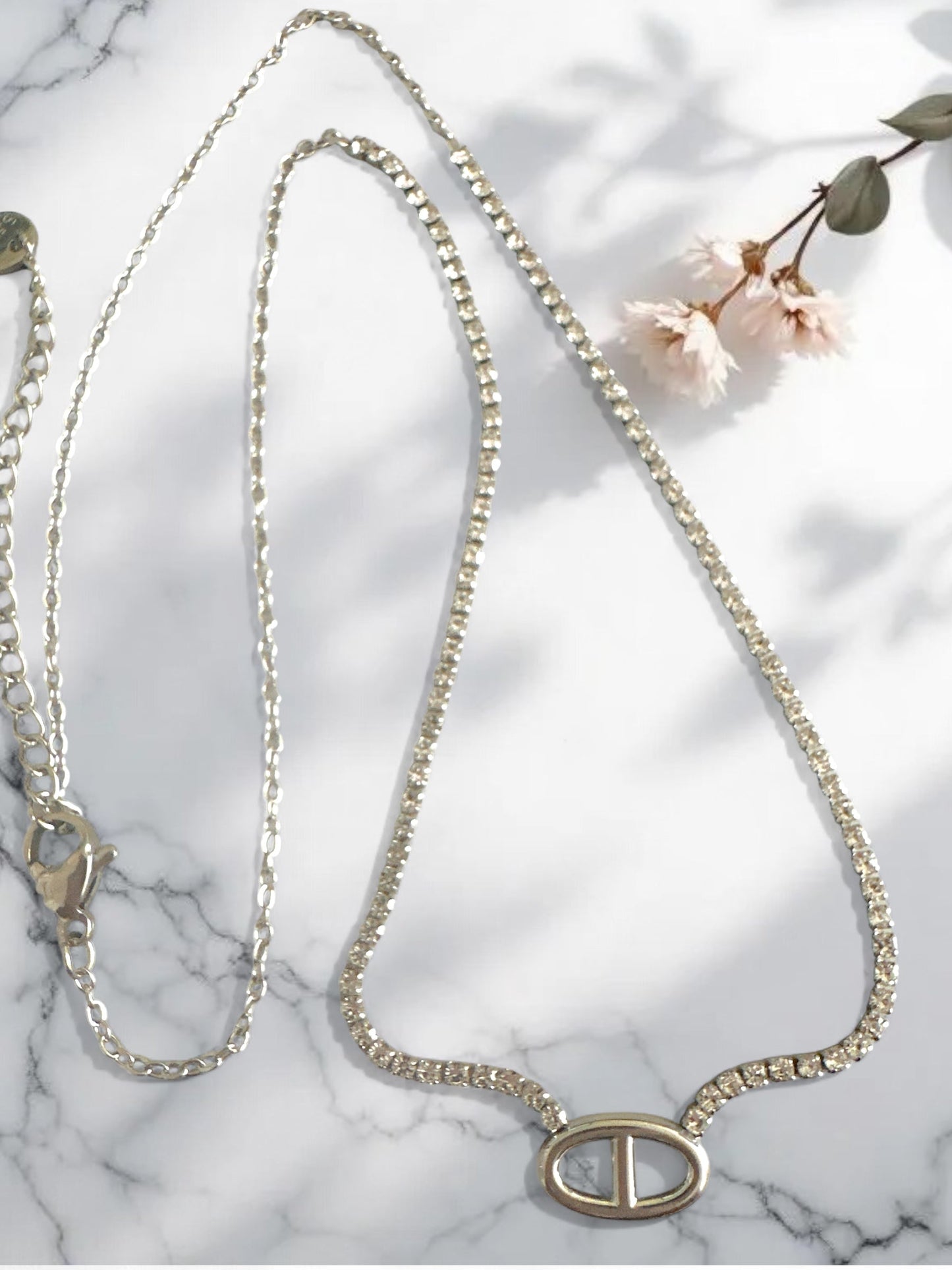 Ατσάλινο κολιέ με στρας και luxury-inspired μοτίφ – So Cute by Dimi χονδρική

