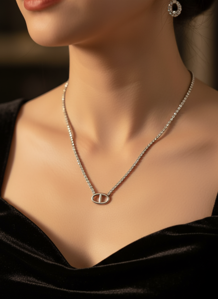 Ατσάλινο κολιέ με στρας και luxury-inspired μοτίφ – So Cute by Dimi χονδρική