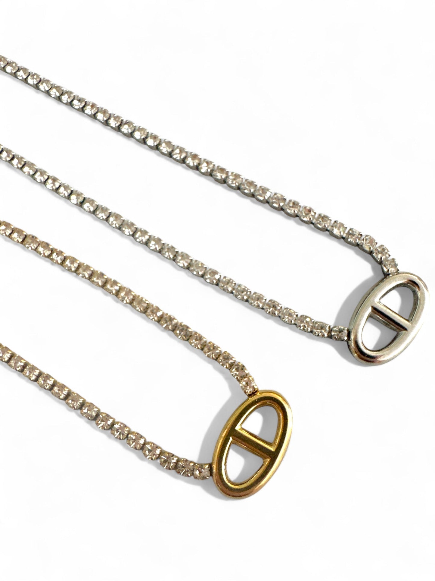 Ατσάλινο κολιέ με στρας και luxury-inspired μοτίφ – So Cute by Dimi χονδρική
