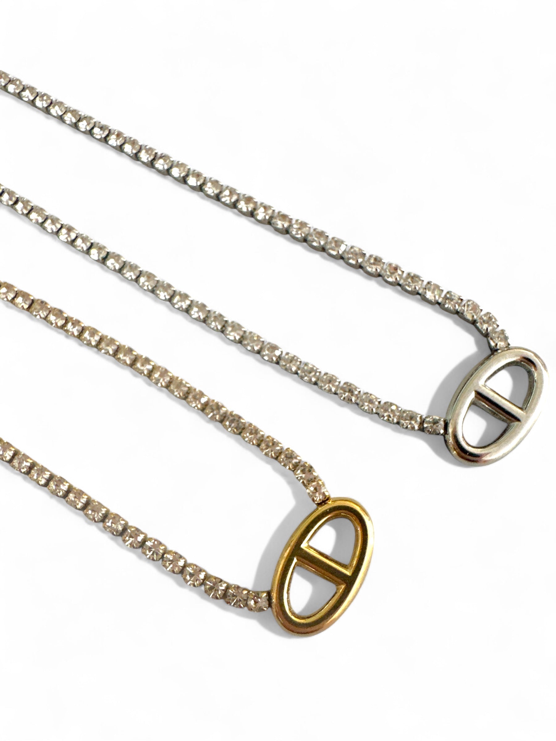 Ατσάλινο κολιέ με στρας και luxury-inspired μοτίφ – So Cute by Dimi χονδρική
