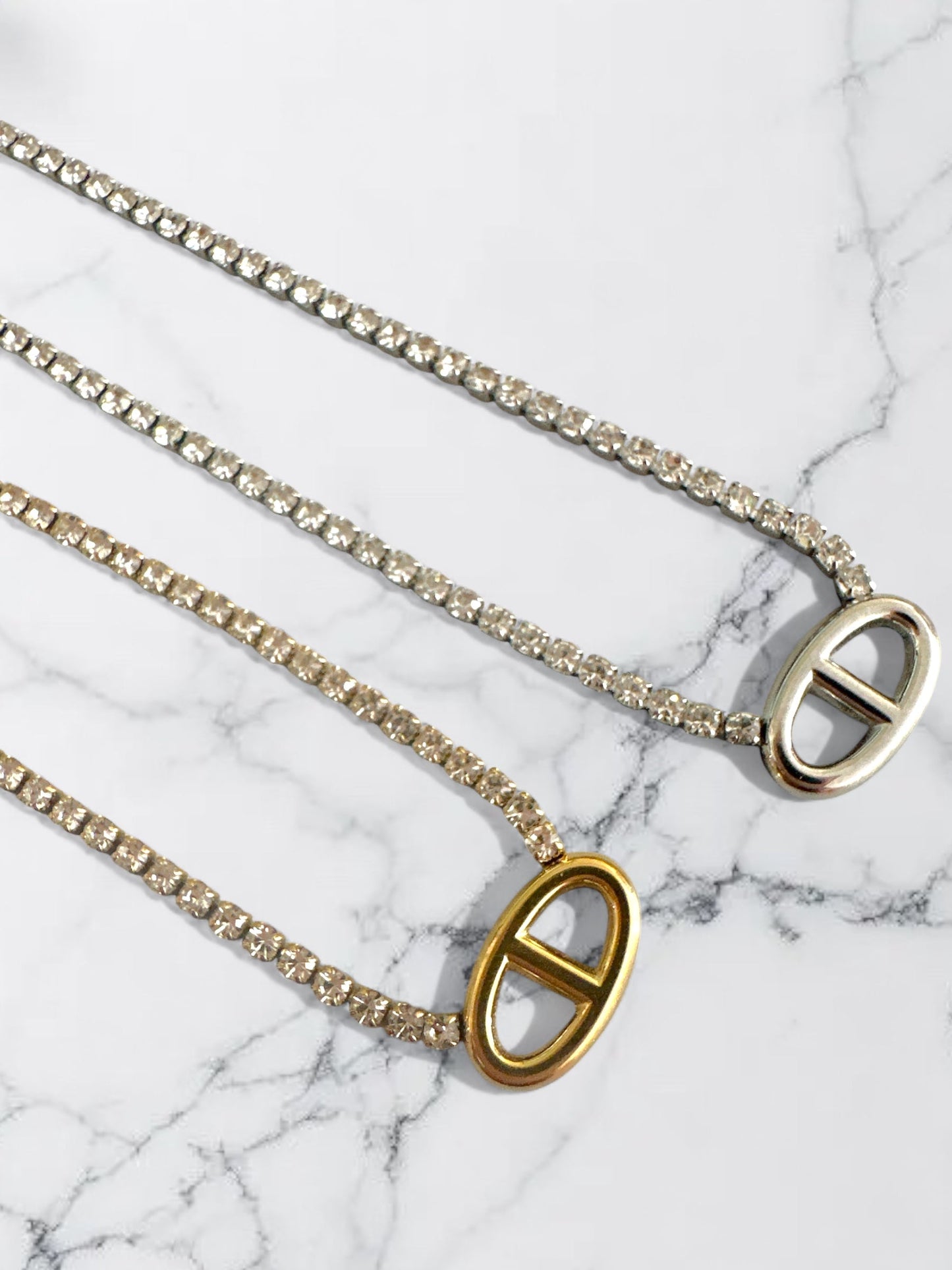 Ατσάλινο κολιέ με στρας και luxury-inspired μοτίφ – So Cute by Dimi χονδρική