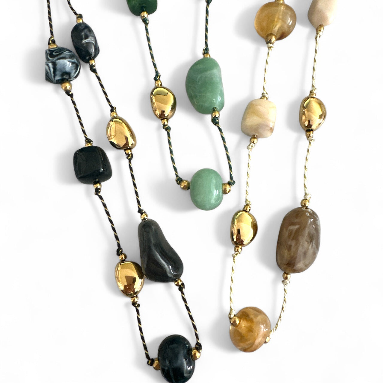⚡🚚 Gemstone Cord Necklace – Μακρύ Κολιέ με Χάντρες Πέτρας & Ατσάλινα Στοιχεία