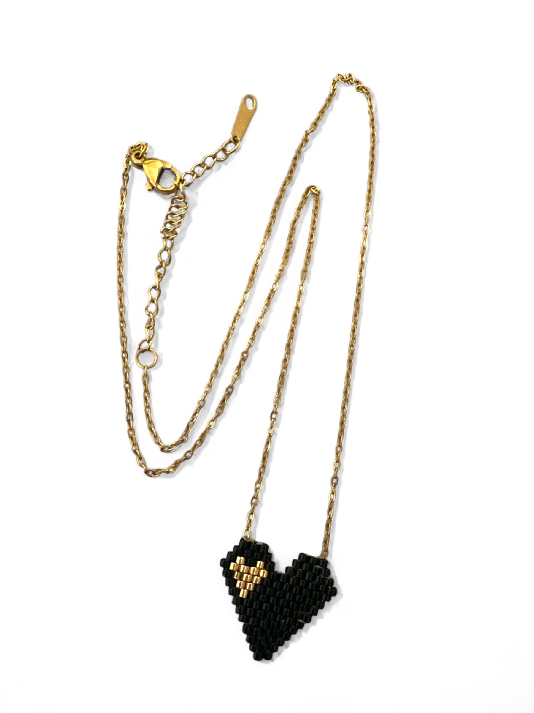Black & Gold Heart ατσάλινο κολιέ Miyuki με μαύρη καρδιά και χρυσή λεπτομέρεια – Χονδρική So Cute by Dimi