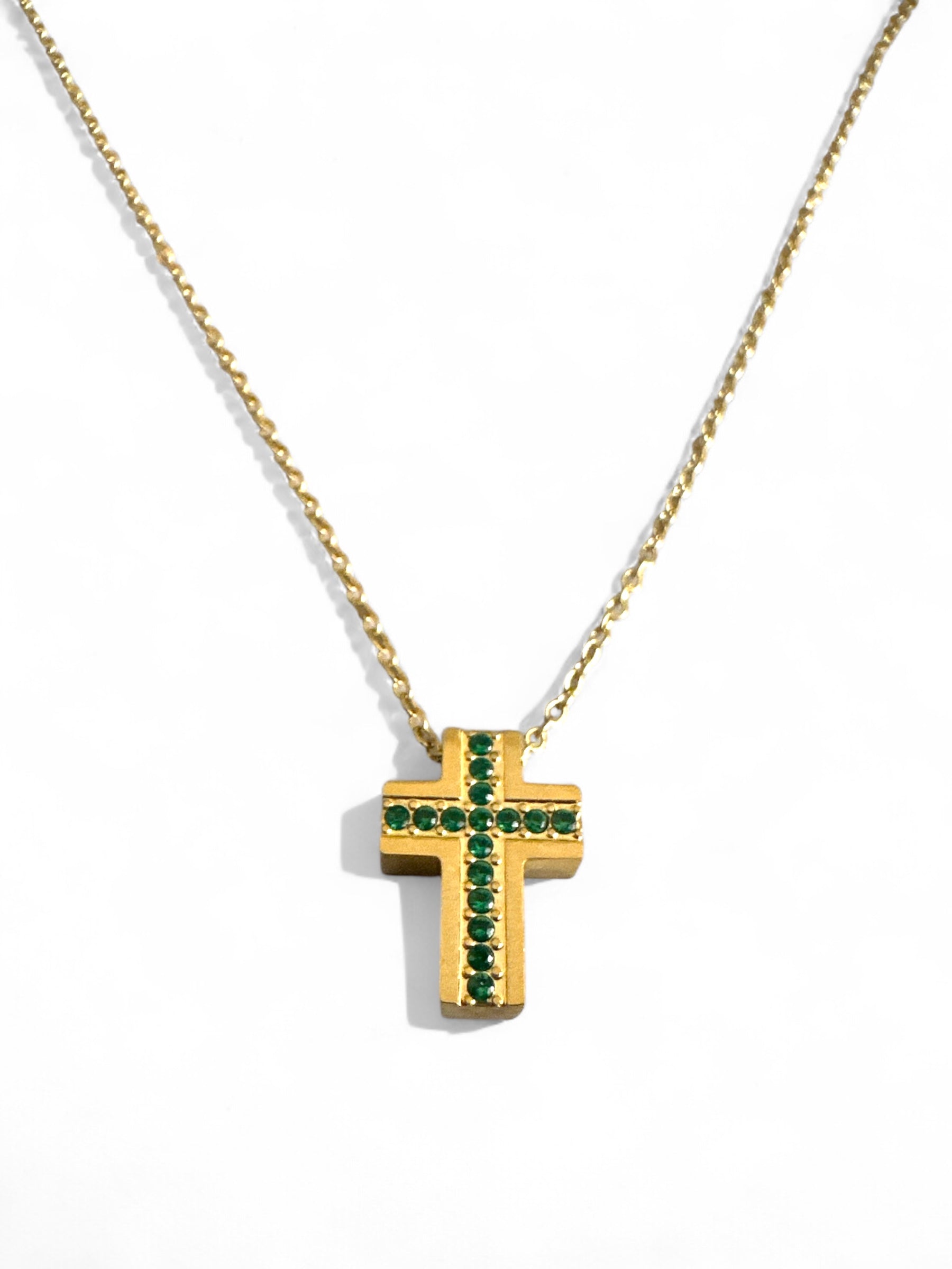 Emerald Cross ατσάλινο κολιέ με μίνι σταυρό και πράσινα ζιργκόν – Χονδρική So Cute by Dimi