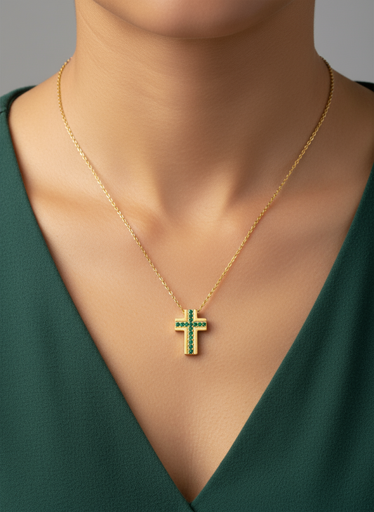 Emerald Cross ατσάλινο κολιέ με μίνι σταυρό και πράσινα ζιργκόν – Χονδρική So Cute by Dimi