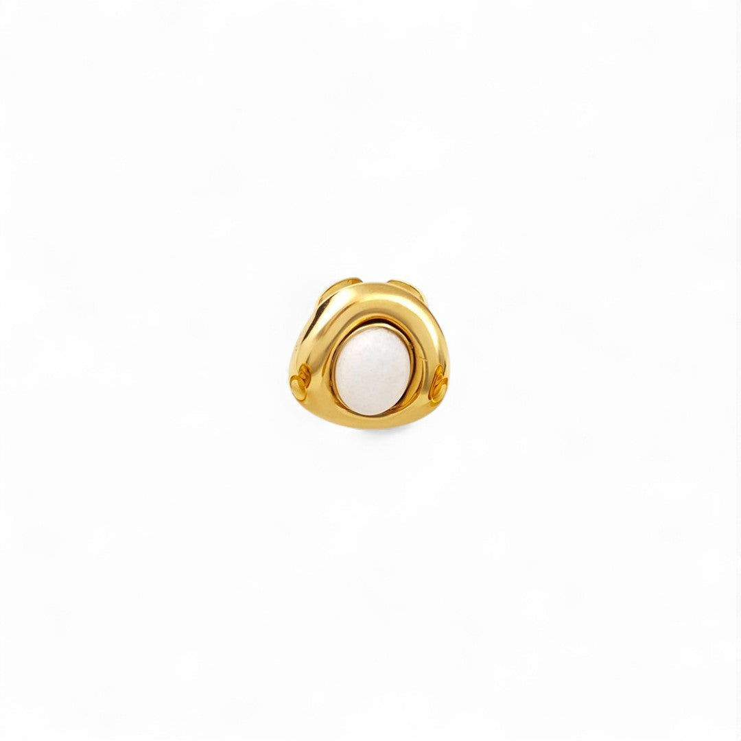 Ατσάλινο δαχτυλίδι Sculpted Stone σε χρυσό φινίρισμα με λευκή πέτρα — So Cute by Dimi Wholesale