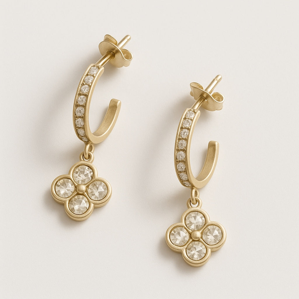 Aτσάλινα σκουλαρίκια κρικάκι με κρεμαστό τετράφυλλο με ζιργκόν – So Cute by Dimi