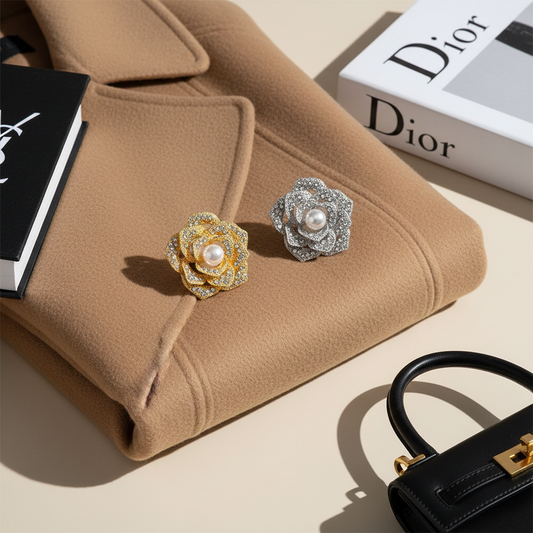 Μεταλλική καρφίτσα λουλούδι με στρας & πέρλα 4εκ για χονδρική – gold ή silver.