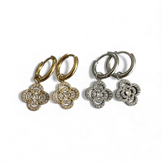 Ατσάλινα σκουλαρίκια με κρίκο 1.2 εκ. και κρεμαστό τετράφυλλο με ζιργκόν, σε χρυσό και ασημί χρώμα