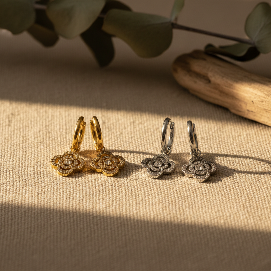 Ατσάλινα σκουλαρίκια με κρίκο 1.2 εκ. και κρεμαστό τετράφυλλο με ζιργκόν, σε χρυσό και ασημί χρώμα