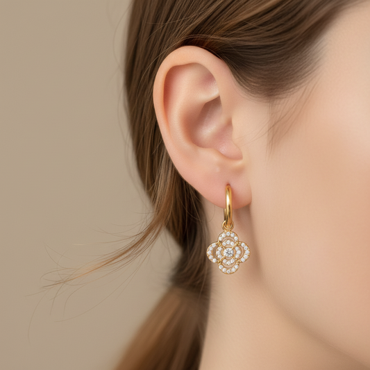 Ατσάλινα σκουλαρίκια με κρίκο 1.2 εκ. και κρεμαστό τετράφυλλο με ζιργκόν, σε χρυσό χρώμα